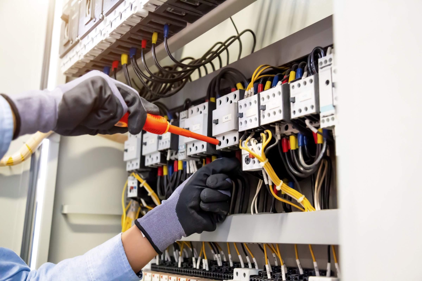 Testing circuit breakers in a distribution board with a voltage tester